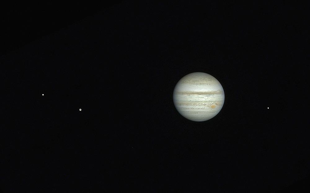 Three out of four moons of Jupiter: « Io », « Ganymède » and« Europe »