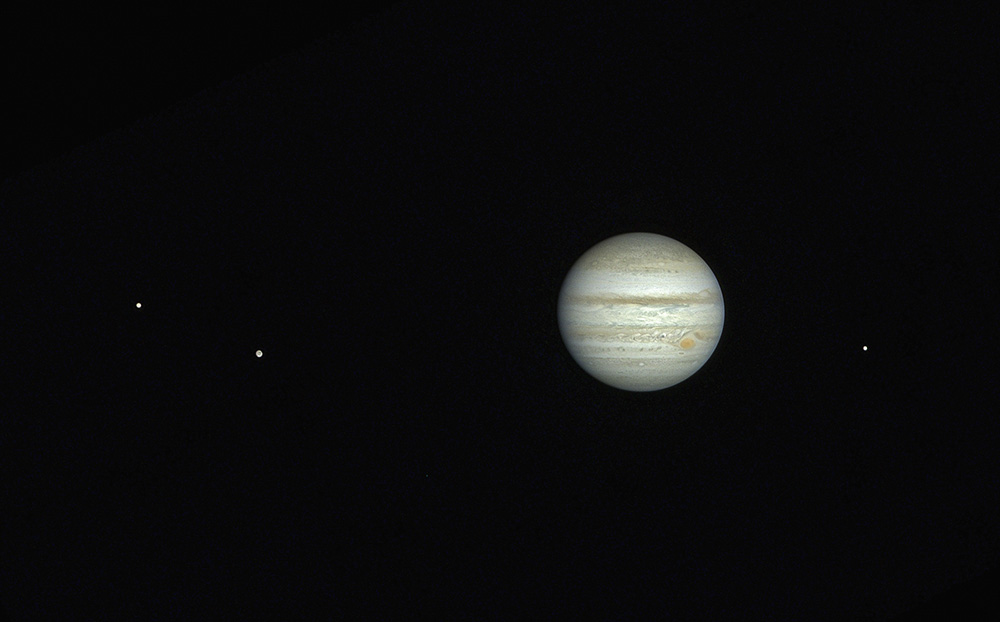 Three out of four moons of Jupiter: « Io », « Ganymède » and« Europe »